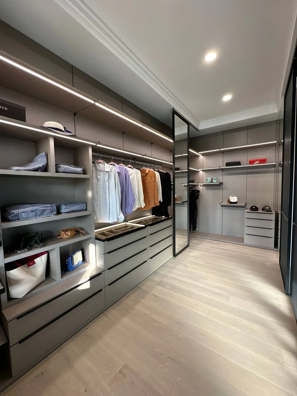 Wardrobe_Photo_Cloth_View.webp