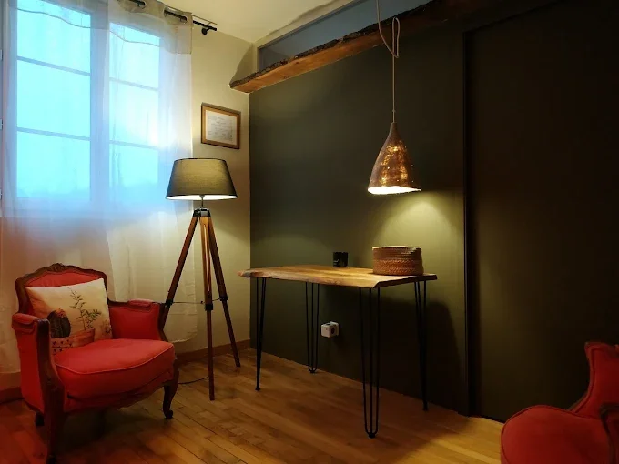 Tronc d'arbre robuste illustrant L'Ancrage et la recherche de stabilité intérieure au cabinet.