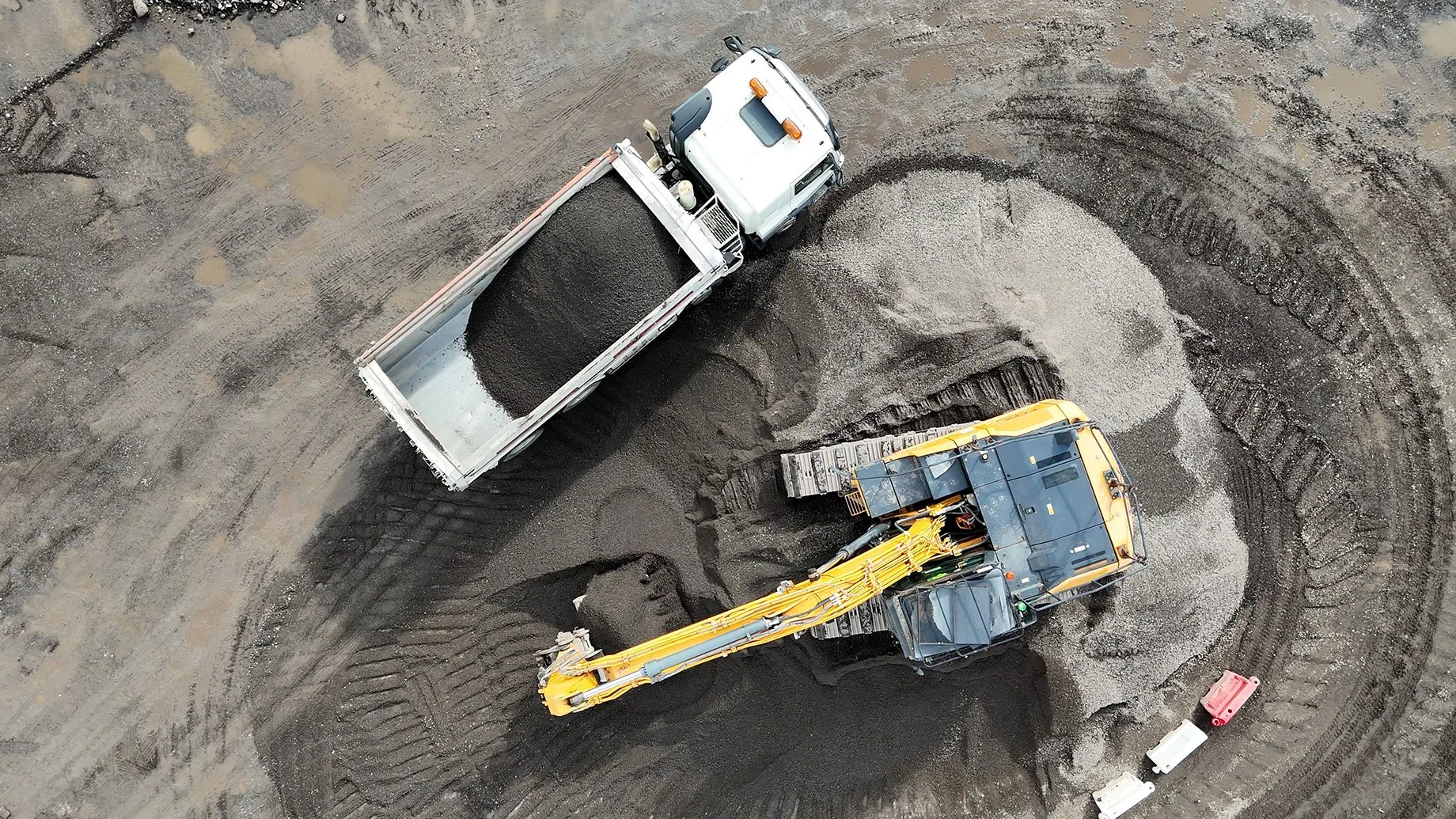 Birds Eye view of a excavator lifting recycled materials into an articulated wagon