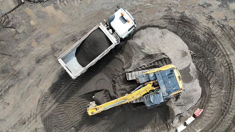 Birds Eye view of a excavator lifting recycled materials into an articulated wagon
