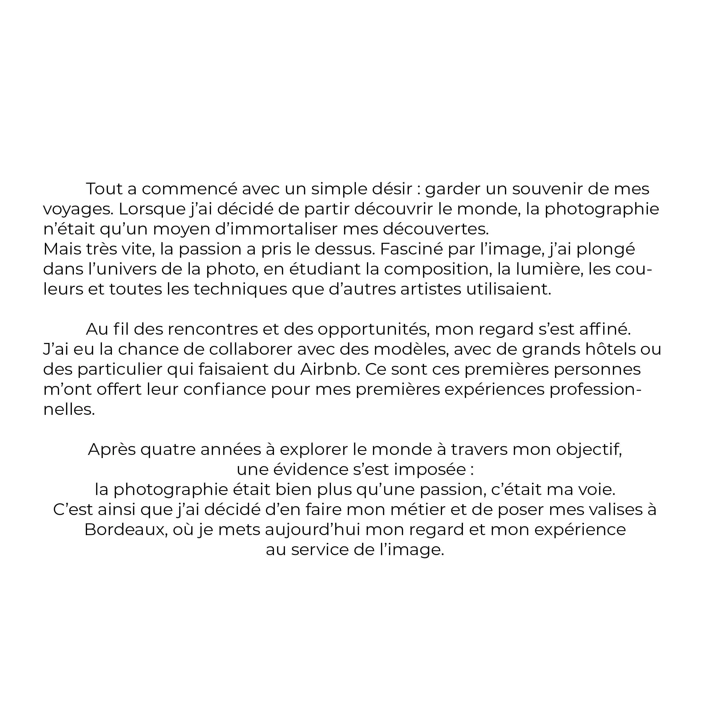 Page de texte en français expliquant le parcours d'un photographe, ses inspirations, ses collaborations et sa passion pour la photographie.