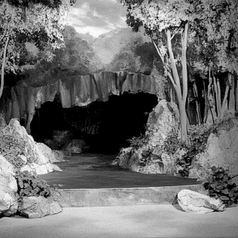 Une scène de nature avec une grotte ou un tunnel rocheux, entouré d'arbres et de rochers, en noir et blanc.