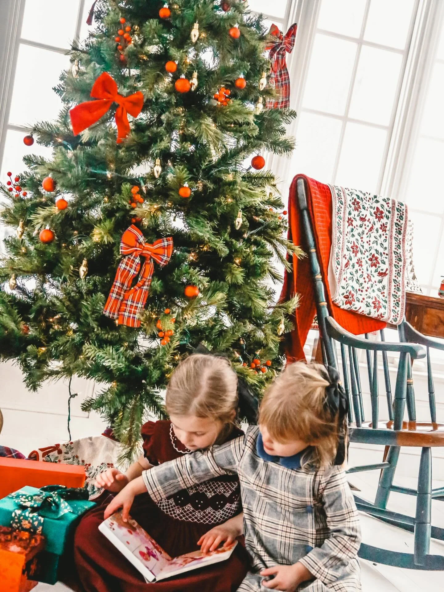 Mini shoot a success! 🔔🔔&hearts;️🎄

@nicole_baker_photo &mdash;&mdash; photographer &hearts;️
 Link in bio to website for bookings and upcoming events 🔔🔔

#TwoBellsCT #Connecticut #Elegance #HistoricDistrict #EventVenue #IntimateGatherings #Spec