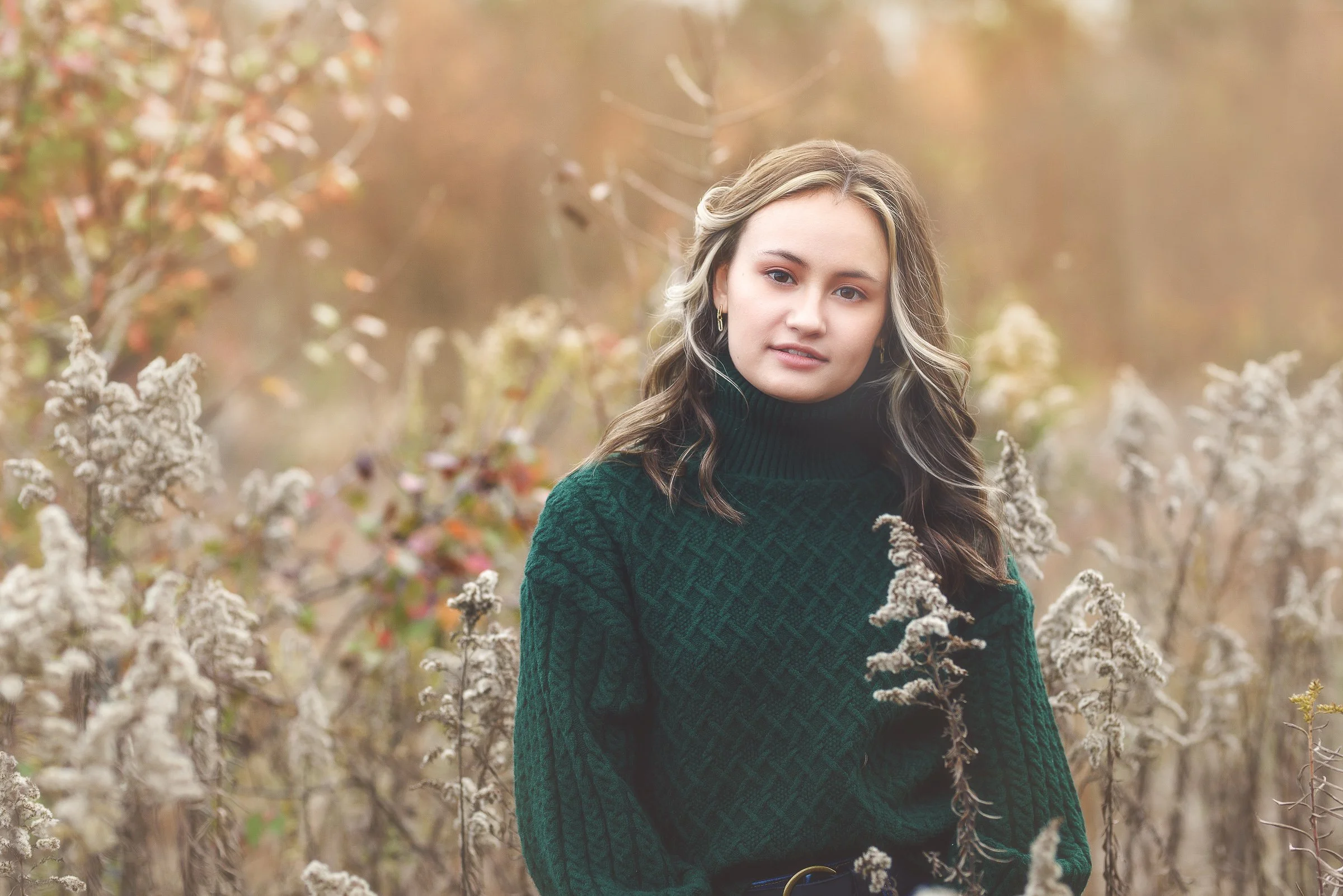 sunee-senior-photos-fall-wildflowers-closeup-03