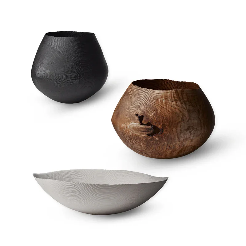 Drei dekorative Gefäße von Friedemann Buehler aus verschiedenen Materialien und Farben, schwarz, braun mit Musterung und grau, in einer minimalistische Anordnung