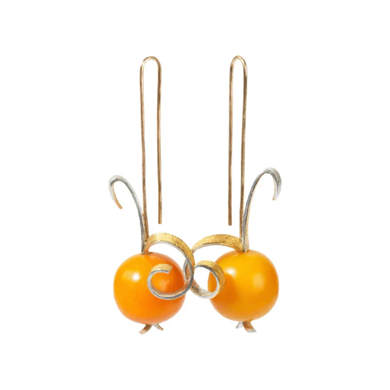 Ein Paar Ohrringe von Rose Studios, die etwas aussehen wie Physalis.