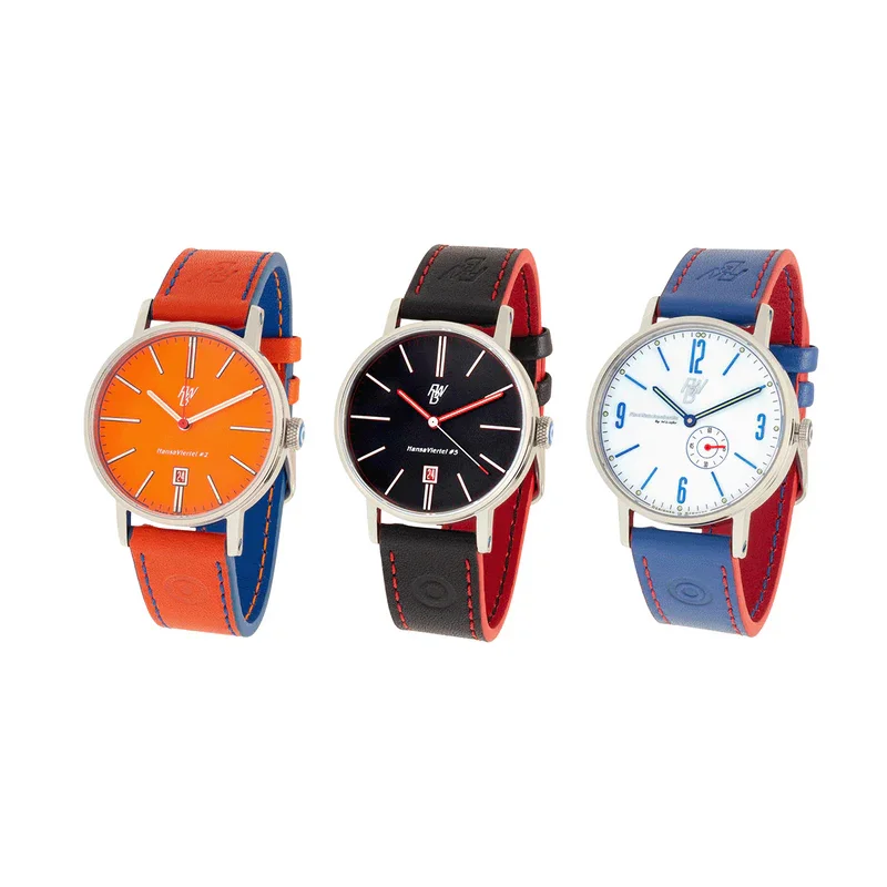 Drei Armbanduhren mit farbigen Zifferblättern und Armbändern in den Farben Orange, Schwarz mit Rot, und Weiß mit Blau, von Fine Watches Berlin