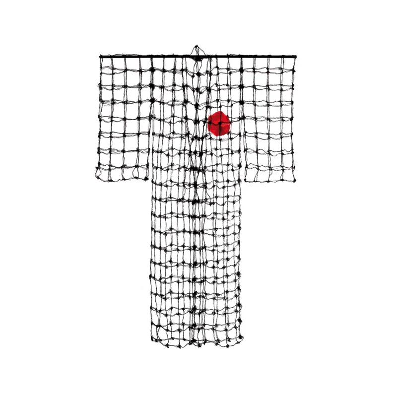 Ein Kimono-artiges Kleidungsstück aus schwarzen Netzen mit einem roten Kreis auf der Brust von Ulrike Isensee