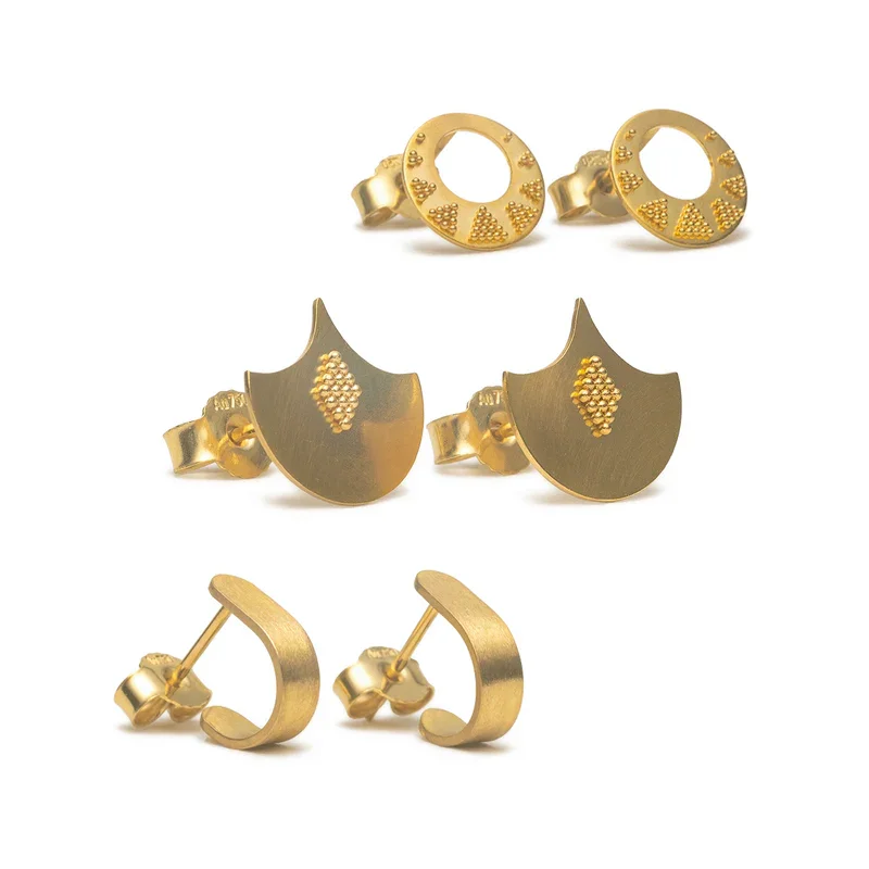 Drei Paar goldene Ohrringe von Billy Schwalbe in verschiedenen Designs, auf weißem Hintergrund.