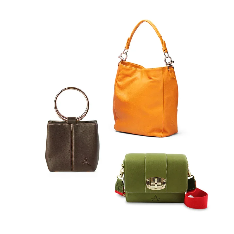 Drei Handtaschen in verschiedenen Farben und Stilen auf weißem Hintergrund von Alexandra Svendsen.