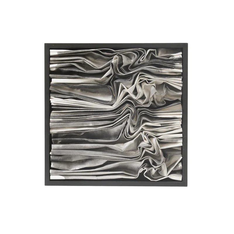 Gerahmtes Kunstwerk mit gefaltetem Papier in Schwarz, Weiß und Grautönen von Sigrid Vollmer