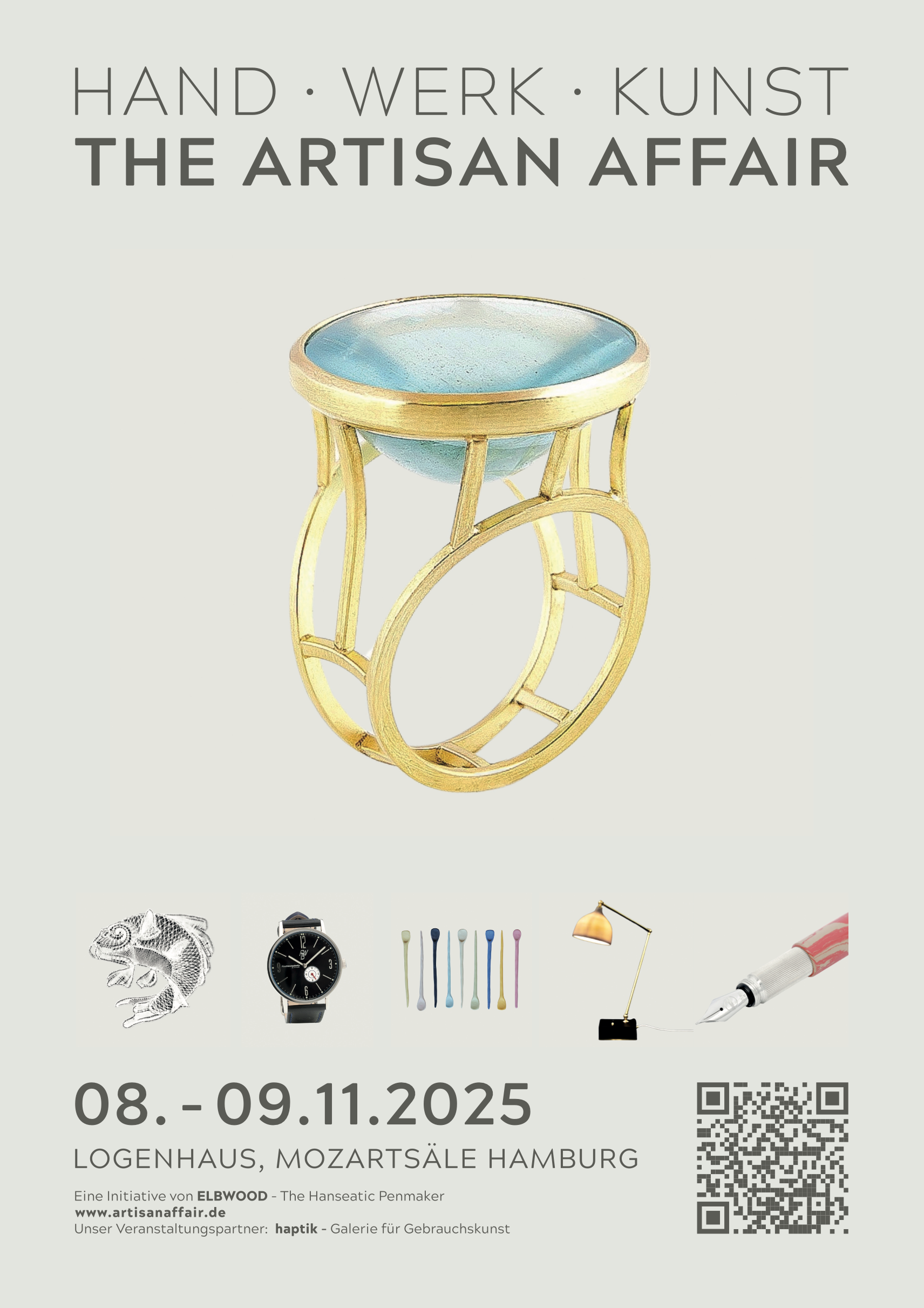 Veranstaltungsplakat für die Kunstmesse Artisan Affair mit Datum 08. bis 09. November 2025 in Hamburg, Fotografien von Produkten, darunter eine goldene Beistelltisch, ein Fisch, eine Uhr, verschiedene Nagelstäbchen, eine Schreibtischlampe und ein Zauberstab mit Spule, sowie QR-Code und Webseite