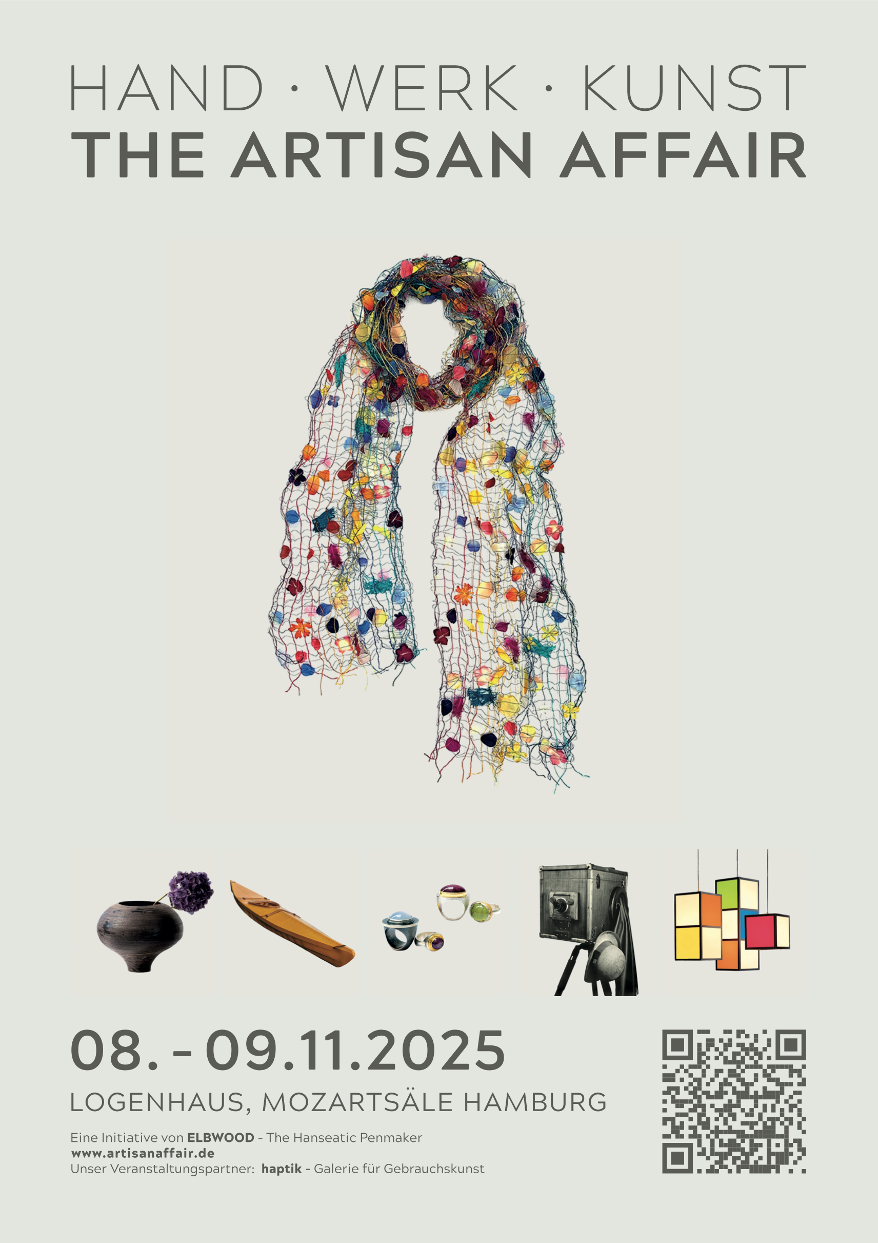 Bilder und Text für die Kunstmesse 'The Artisan Affair' vom 8. bis 9. November 2025 im Logenhaus, Hamburg. Enthält eine Wolle skulpturartige Figur, Töpferware, Bohrmaschine, PVC-Kunststoff, Taschenlampe, und eine Farbquadratinstallation. Textinformationen in Deutsch, inklusive Webadresse und QR-Code.