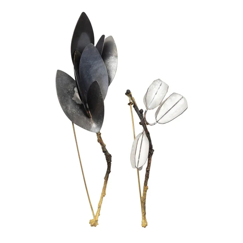 Filigraner Schmuck aus Metall und Glas in Form von Blumen oder Libellen mit goldenen Stielen von Svea Imholze