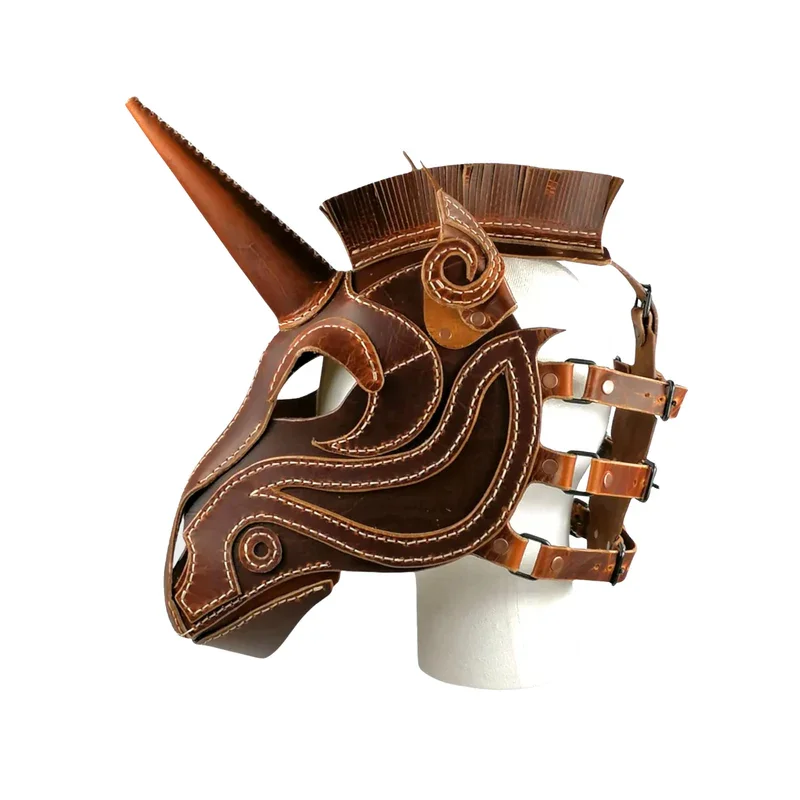 Eine Einhornmaske aus Leder von Astrid Jansen, gefertigt aus braunem Leder mit Nieten und Schnallen.