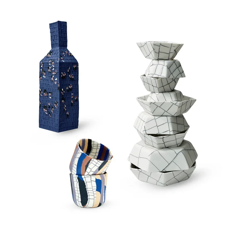 Drei Keramikvasen in verschiedenen Größen und Mustern von Studio Loebich, eine blaue, eine mehrfarbige und eine weiße mit schwarzen Linien.