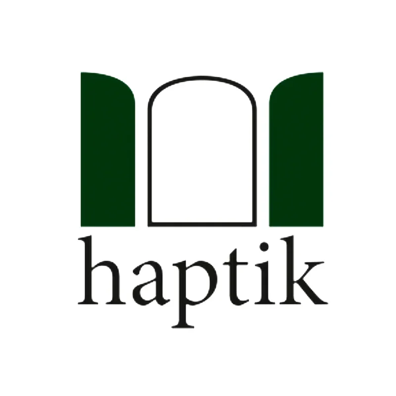 Das Logo zeigt ein stilisiertes Tor mit geöffneten Türen und den Schriftzug 'haptik' darunter.