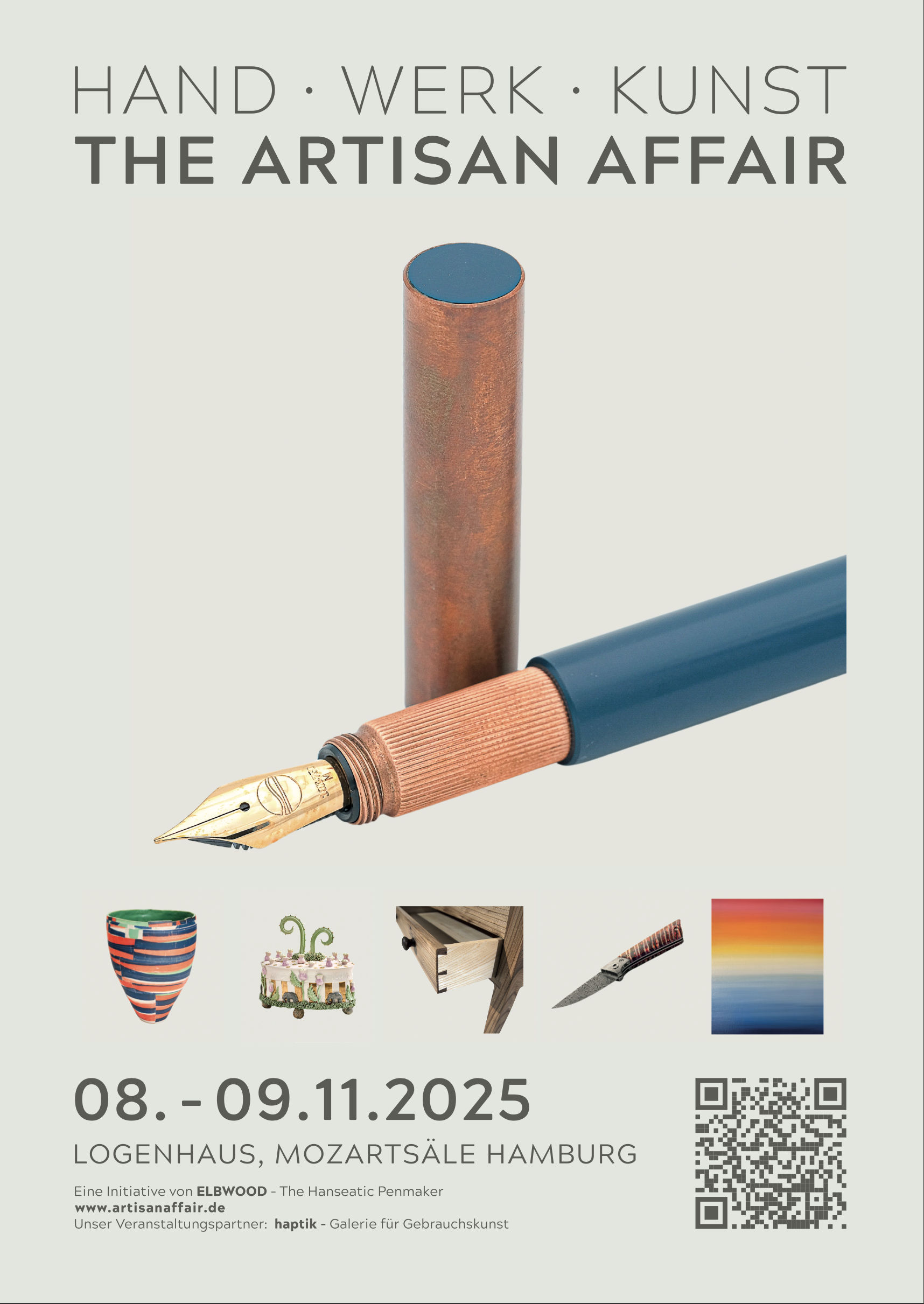 Ein Poster für die Artisan Affair Kunstausstellung mit einem Bild von Gegenständen wie einem Kugelvasen-Skulptur, einem Modell eines Kuchenhauses, einem Holzspanner, einem Messer und einer Farbpalette, mit Veranstaltungsterminen vom 8. bis 9. November 2025 im Logenhaus, Hamburg. Enthält Text in Deutsch und einen QR-Code.