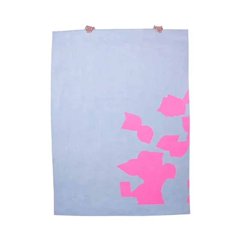 Ein hellblauer Teppich mit rosa Akzenten in der unteren rechten Ecke, gehalten von zwei Händen.