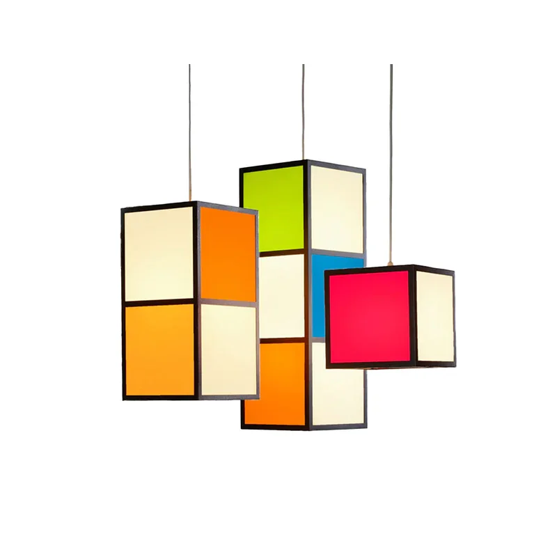 Hängende Lampe von Clasetta mit bunten, rechteckigen Farbflächen in Orange, Grün, Blau, Rot und Weiß vor weißem Hintergrund.