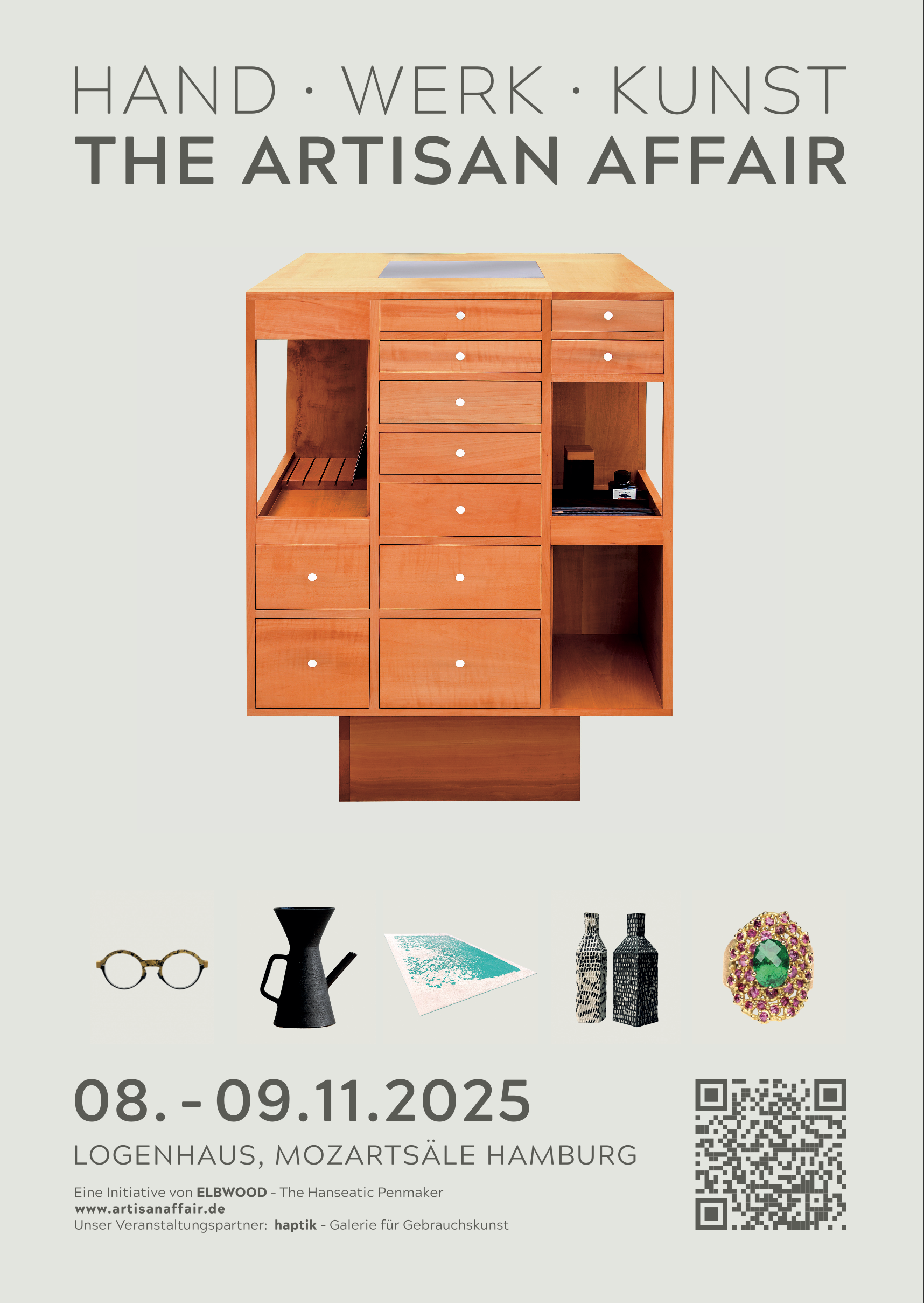 Eventplakat für die Artisan Affair, eine Kunst- und Designmesse vom 8. bis 9. November 2025 im Logenhaus, Hamburg, mit einem Holzschrank und einigen Schmuckstücken, darunter eine Brosche mit grünem Edelstein und pinken Zierperlen, sowie schwarzen und weißen Vasen, einer Brille, einer Wasserkanne und einem Kunstwerk.