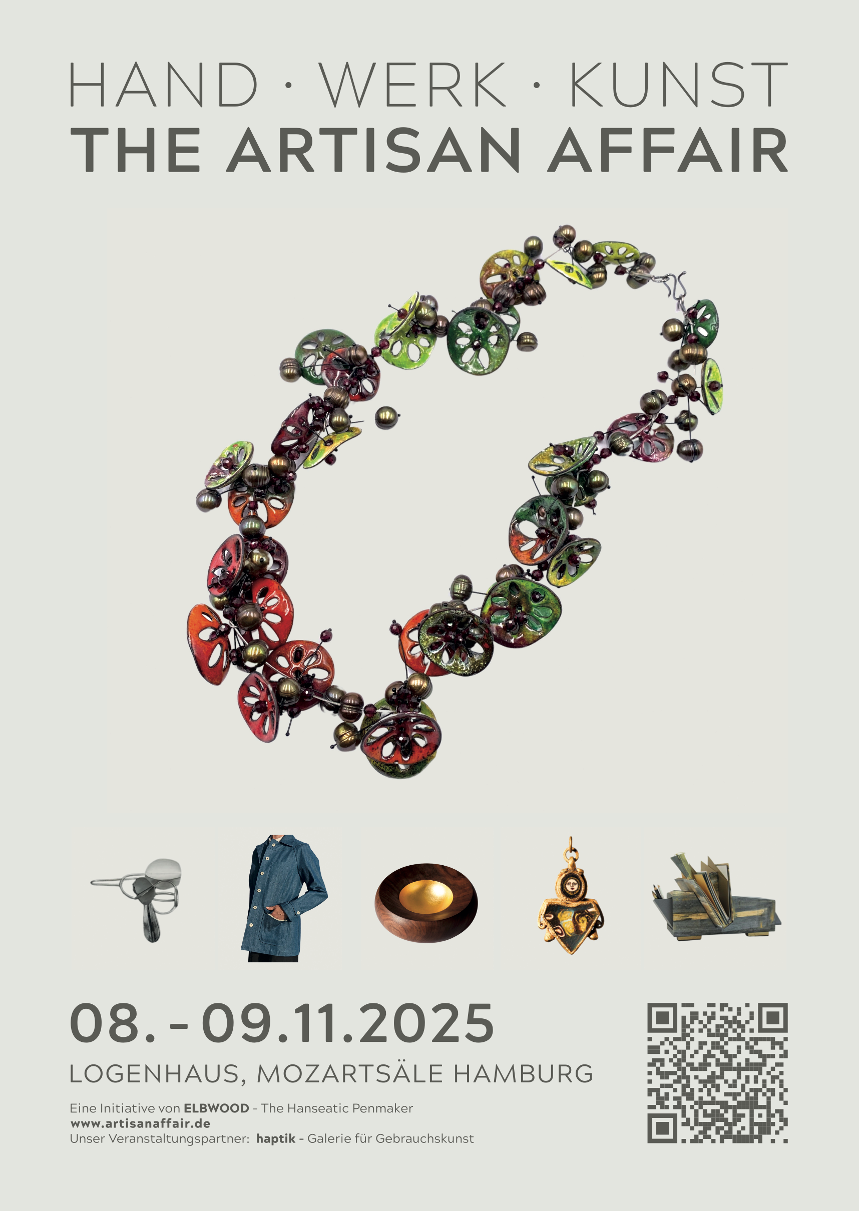 Veranstaltungsplakat für ‚The Artisan Affair‘, eine Kunst- und Handwerksmesse vom 8. bis 9. November 2025 im Logenhaus, Hamburg. Das Plakat zeigt ein großes, bunter, kunstvoll gestaltetes Schmuckstück aus Metall und Perlen, darunter Bilder von einer Jacke, einer goldenen Skulptur, einem Anhänger