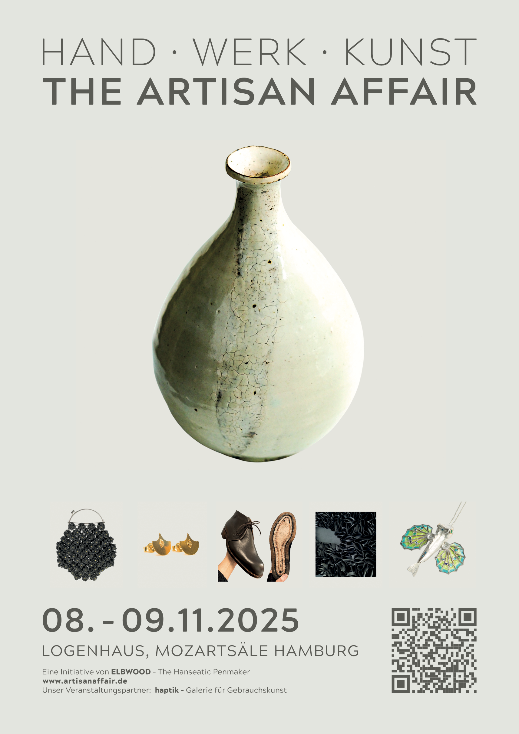 Werbeflyer für die Kunstmesse 'The Artisan Affair' vom 8. bis 11. November 2025 im Logenhaus, Hamburg, mit Bild eines weißen, cracklierten Keramikgefäßes und kleineren Kunst- und Modeobjekten darunter.