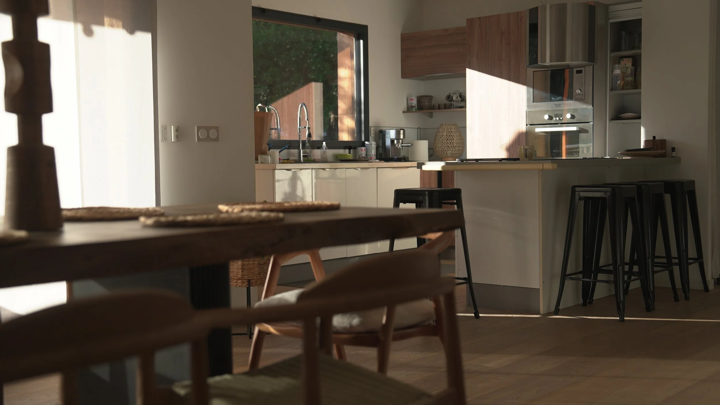 Une cuisine lumineuse, dans une décoration moderne avec des accents en bois.