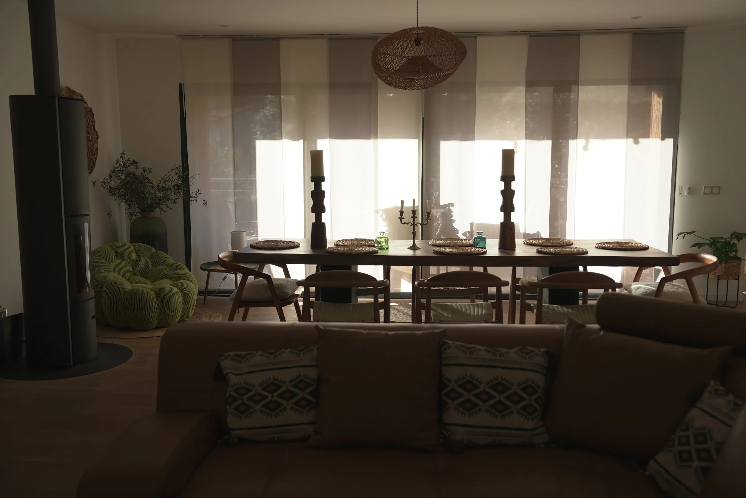  salle à manger Casa Alta Bianca avec une grande table en bois 8 personnes et des chaises, décorée avec des chandeliers 