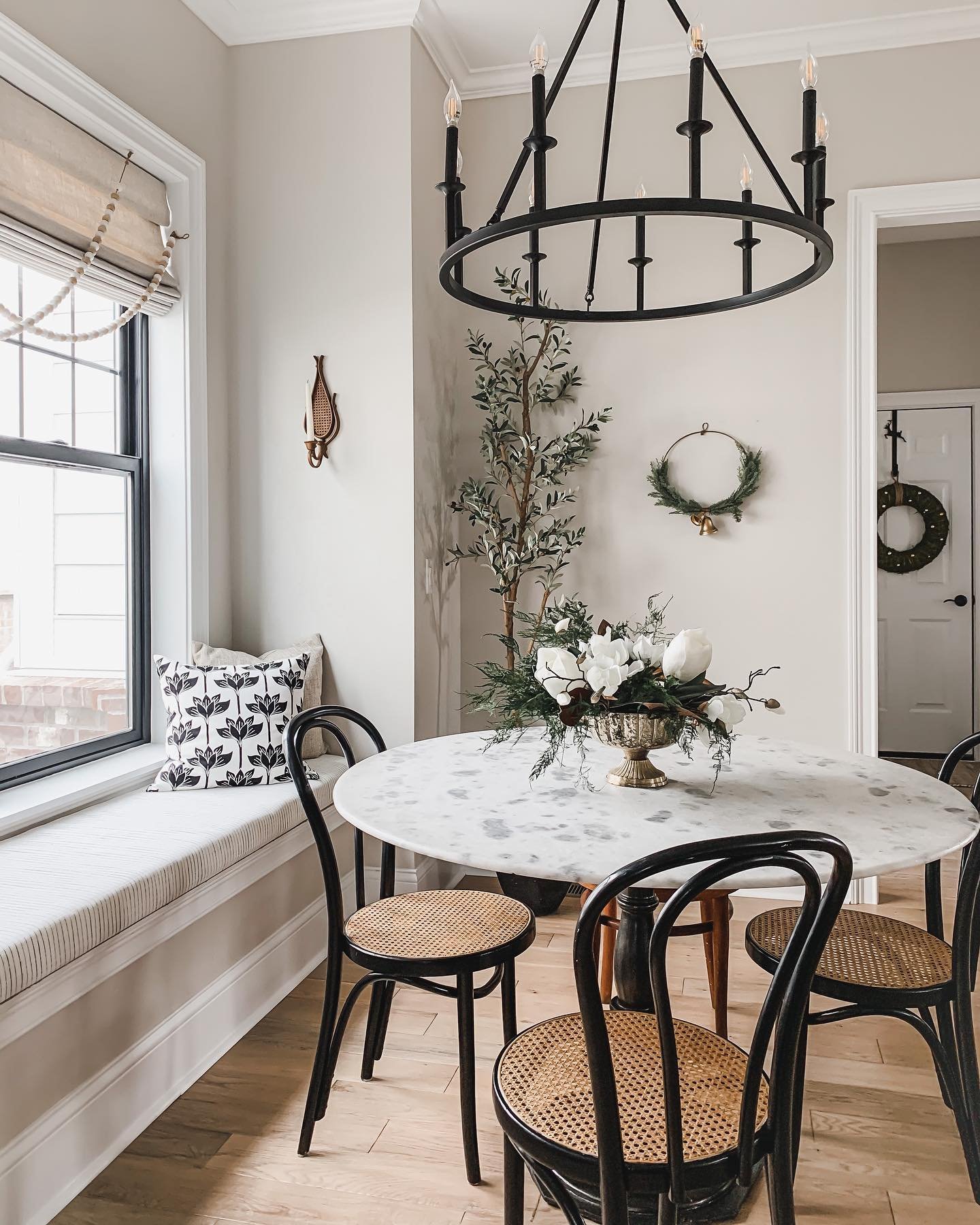 Give me all the magnolia !! Have you used magnolia leaves or flowers in your holiday decor before? I&rsquo;m a newbie but I must say I&rsquo;m smitten! And @afloral (g i f t) has the most realistic silk stems - I had some real magnolia leaves here an