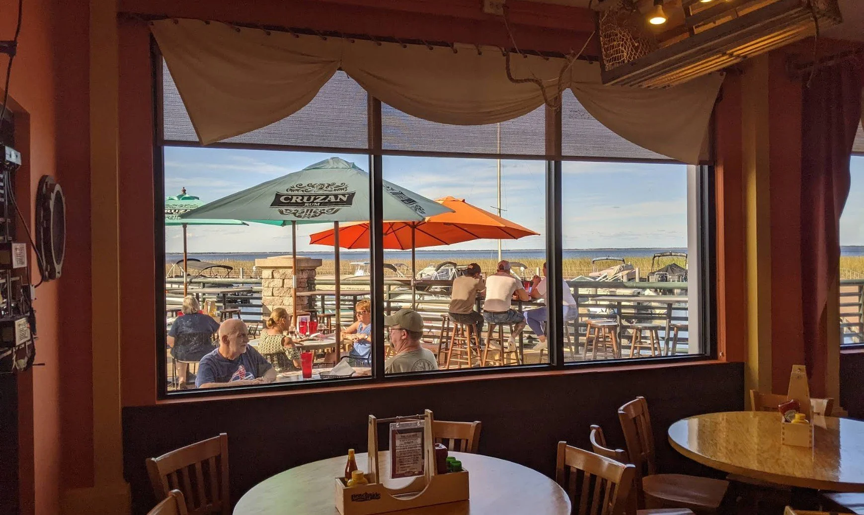 Crabby Bill’s St. Cloud Florida — waterfront seafood restaurant with outdoor dining and lake views.