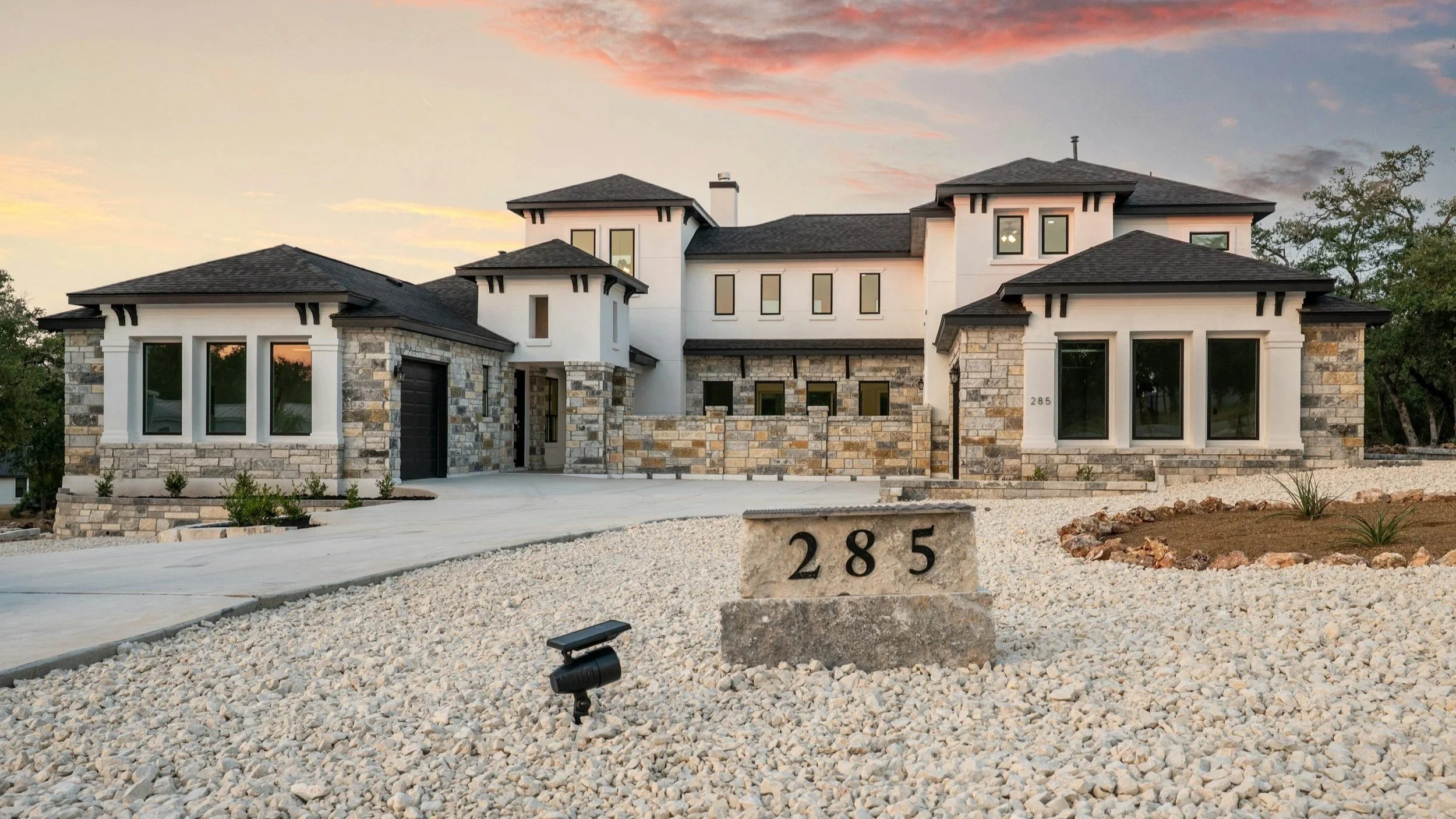 New construction icon representing newly built homes and community builders