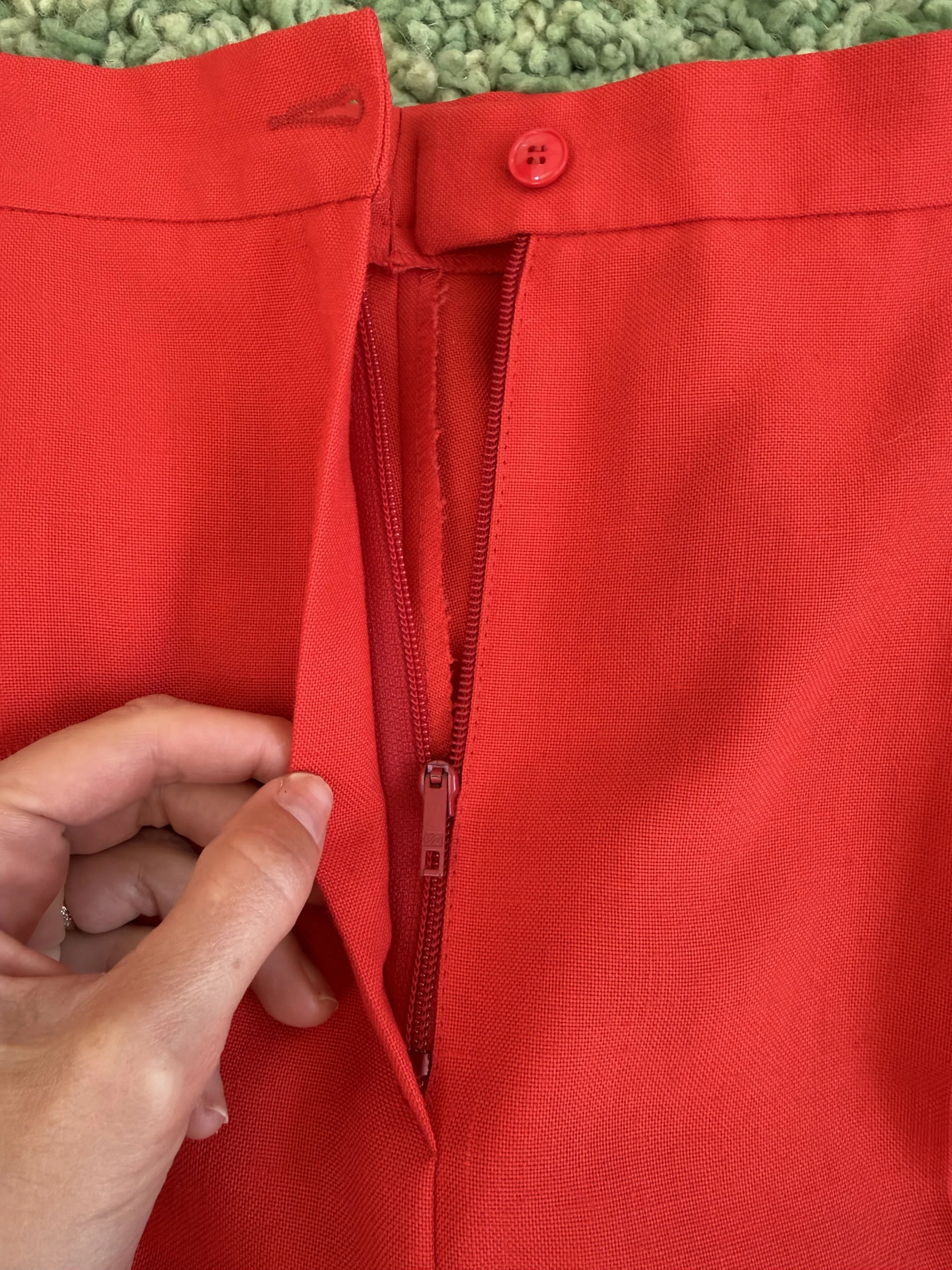 red trousers zip closure2.jpg