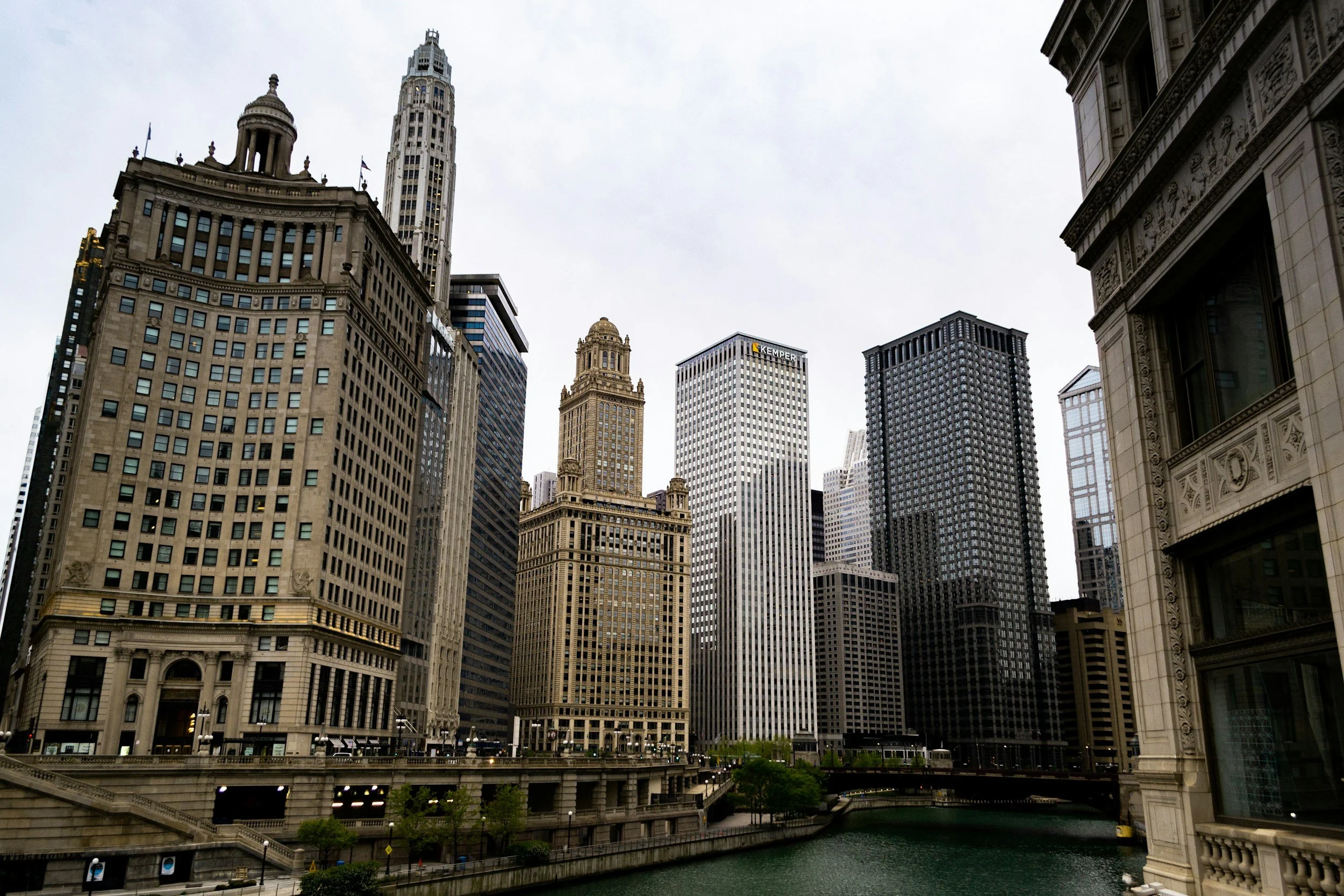 Cityscape of downtown Chicago featuring tall skyscrapers and the Chicago River.
