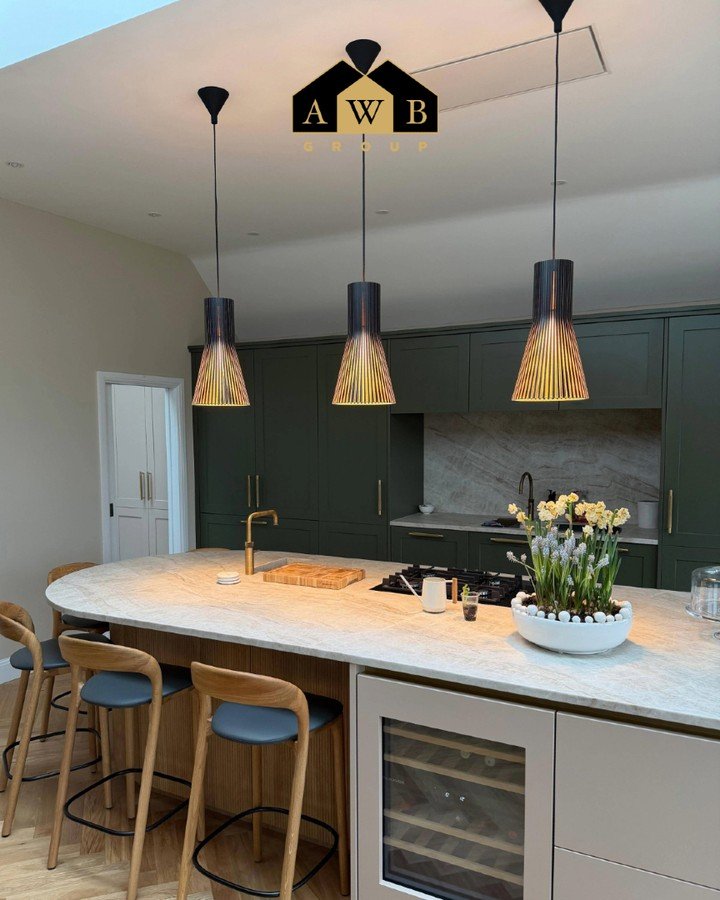 We revisited a recently completed project and couldn't resist getting some snaps of this beautiful kitchen extension 📸

@hbdsystems
@roundhouse_design

#kitchenideas #greenkitchen #lightingideas #islandlighting #kitchenlighting #winefridge #islandid