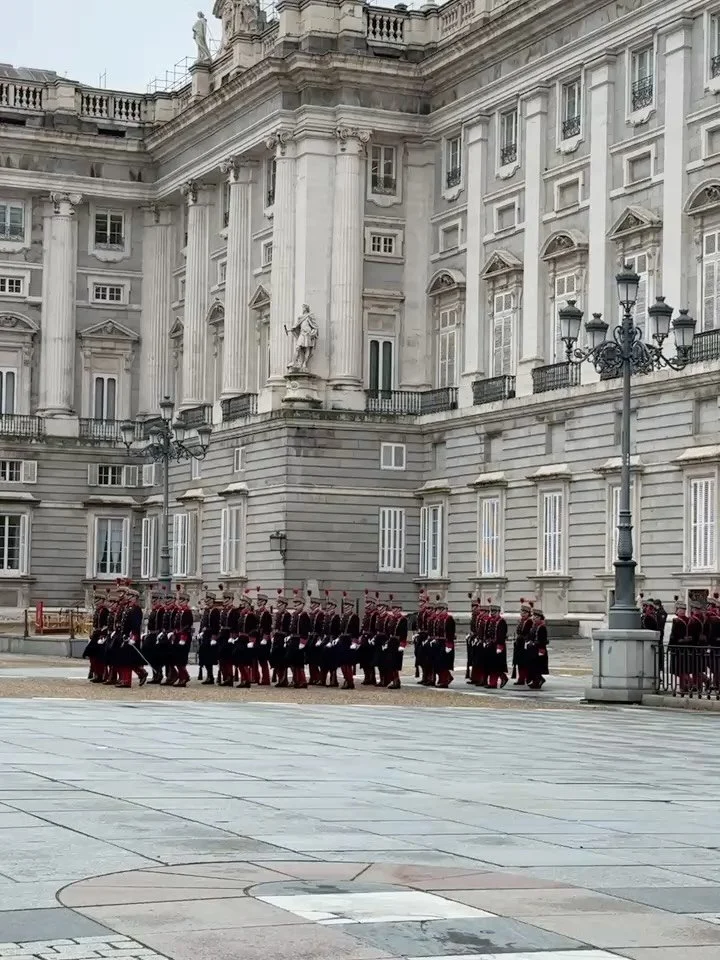 algunas de los 10 d&iacute;as de lluvia en madrid 💌🎈🫧🍄
mi fav el perrito con capa