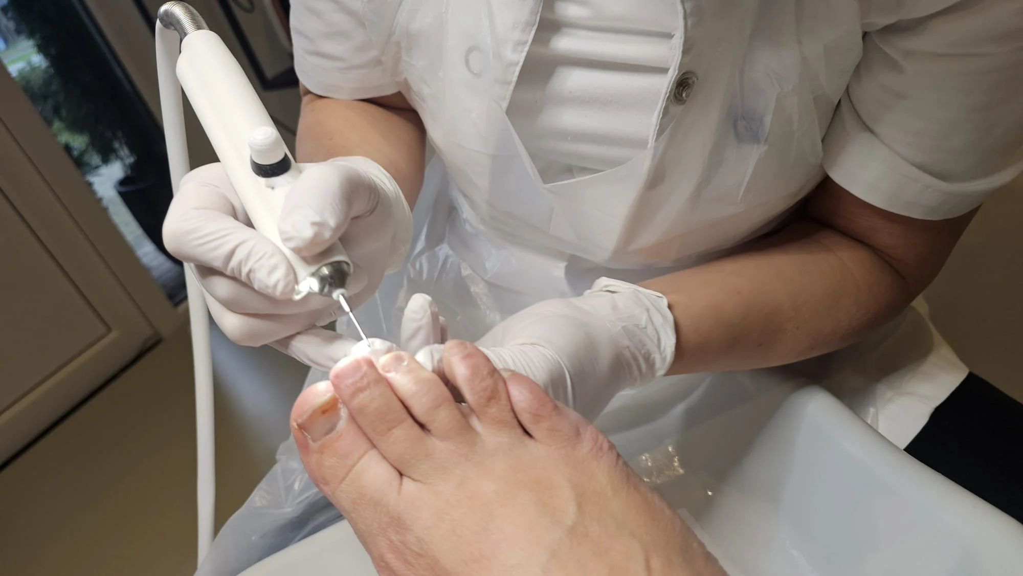 Een medisch professional die een injectie toedient aan een voet.