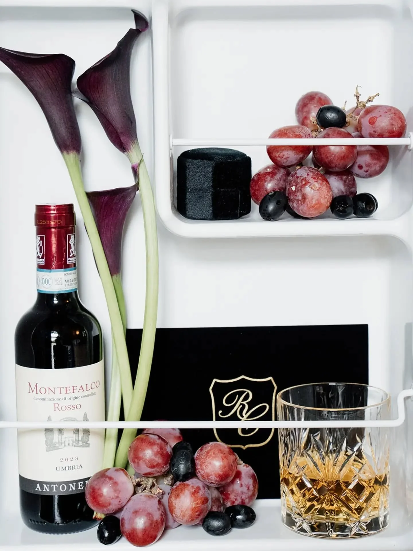 FLAT LAY WHO!!? 

I have never been fan of flat lays, so I I took it to another direction and I loove it! 

For years, I followed the formula, what everyone else was doing  because I thought that was the way to go. 

Now I&rsquo;m creating  the way I