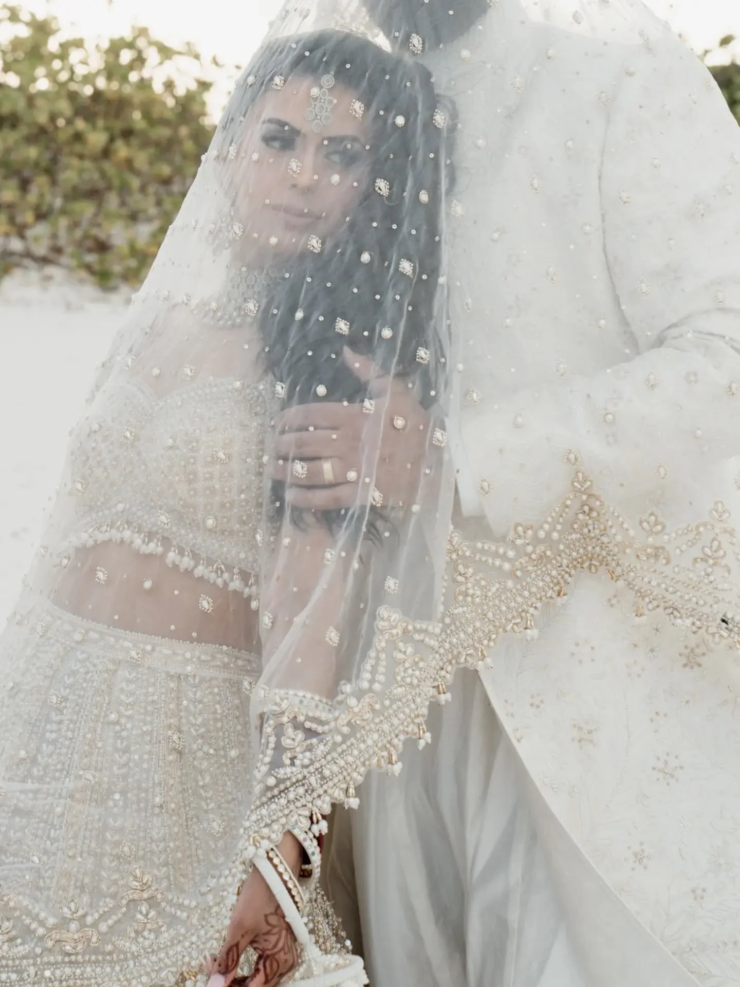 Thrash the dress but make it editorial 

Who says it has to be messy? An undone sunset photoshoot its the way to go.

 What do you think? 

Save it for you wedding moodboard 

Photo and video : @omweddingstorytelling
MUA: @makeupbysarbie
Hair: @e_med