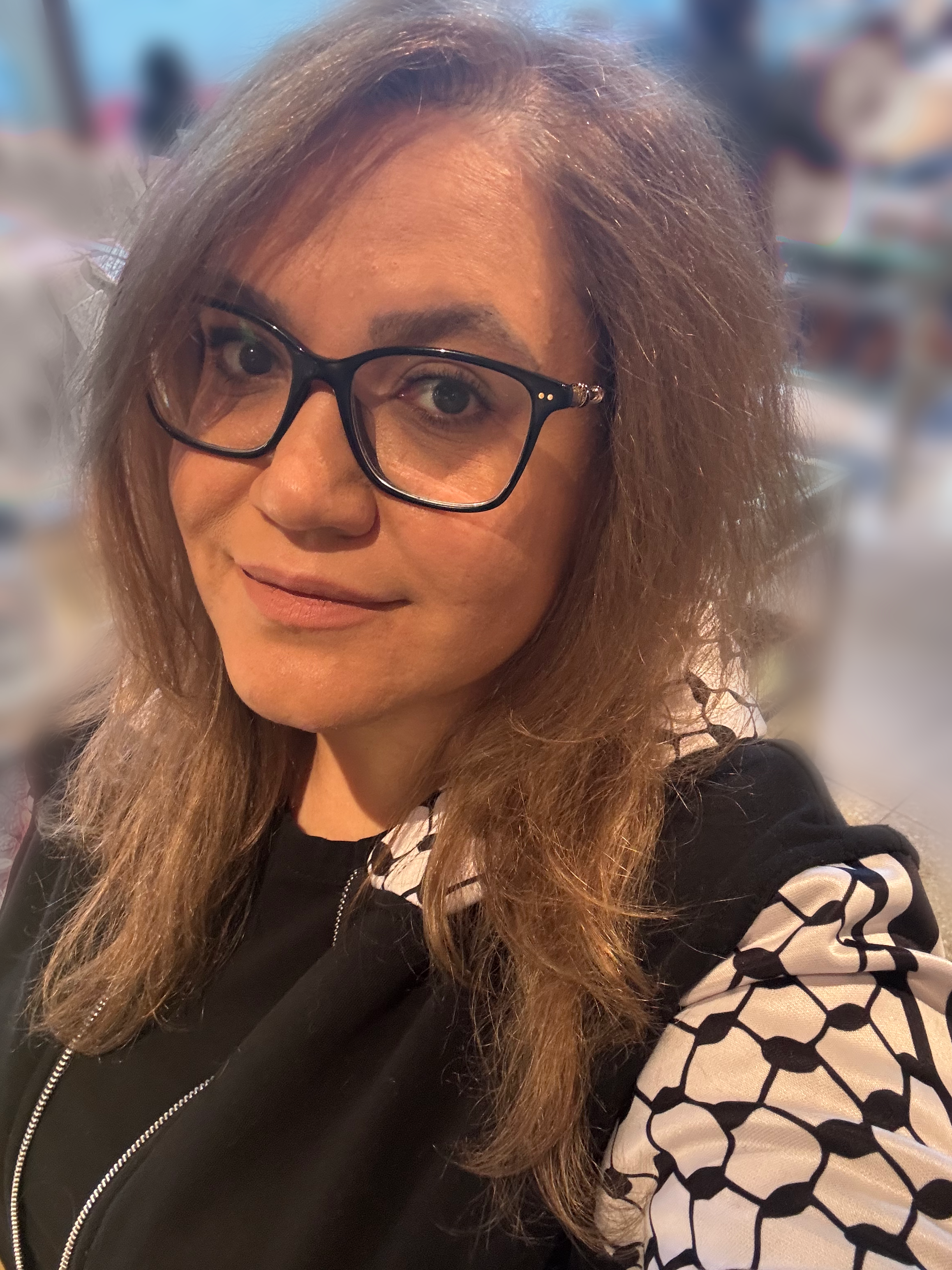 Amira Hassan. A Palestinain oracle, Reiki Master, sound healing practitioner ans phsycic medium