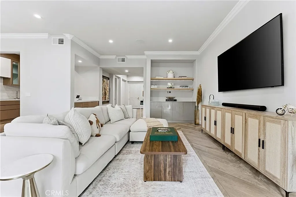 11500 San Vicente_1.webp