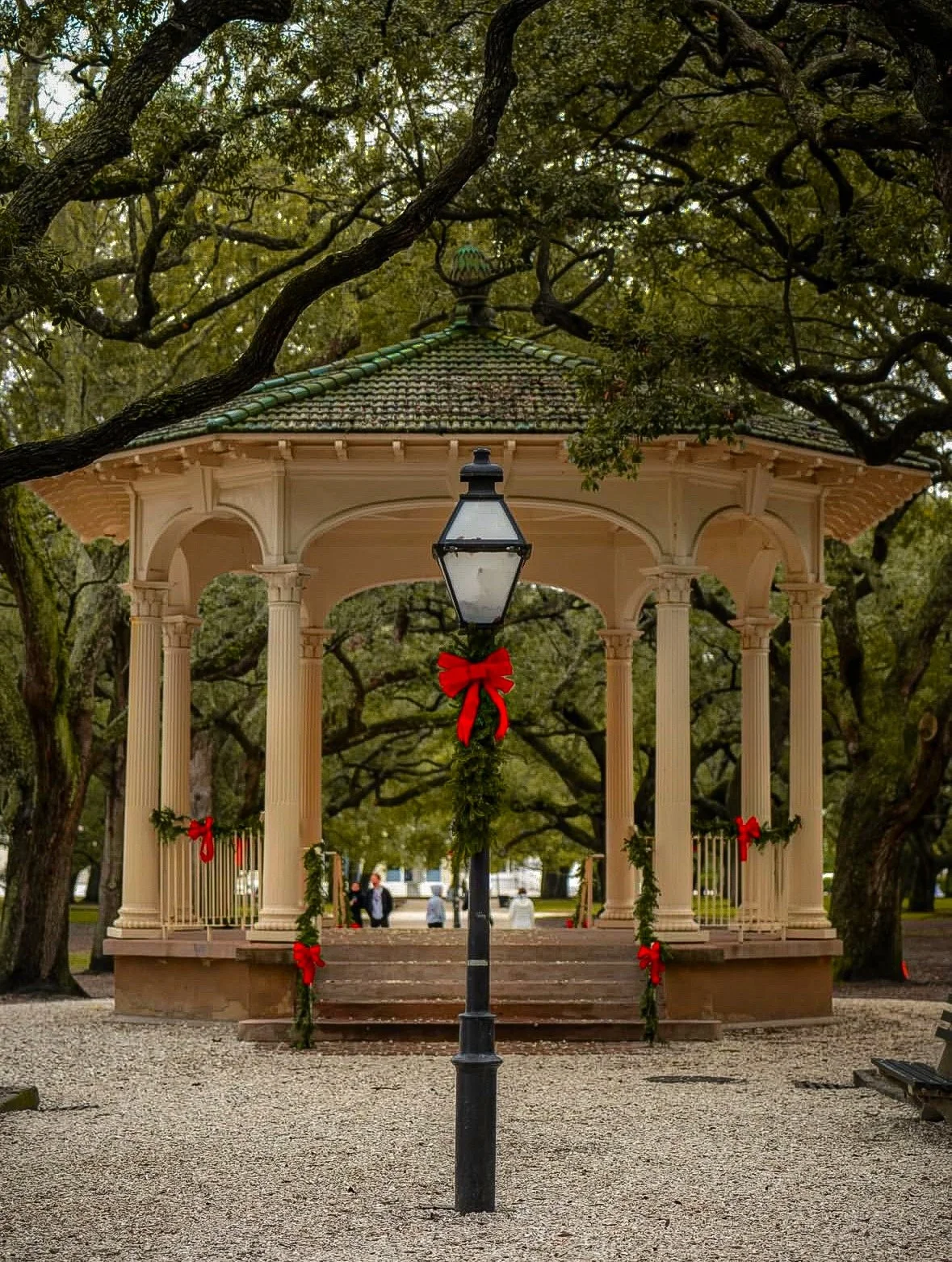 Edit 8: Holiday, Lightly