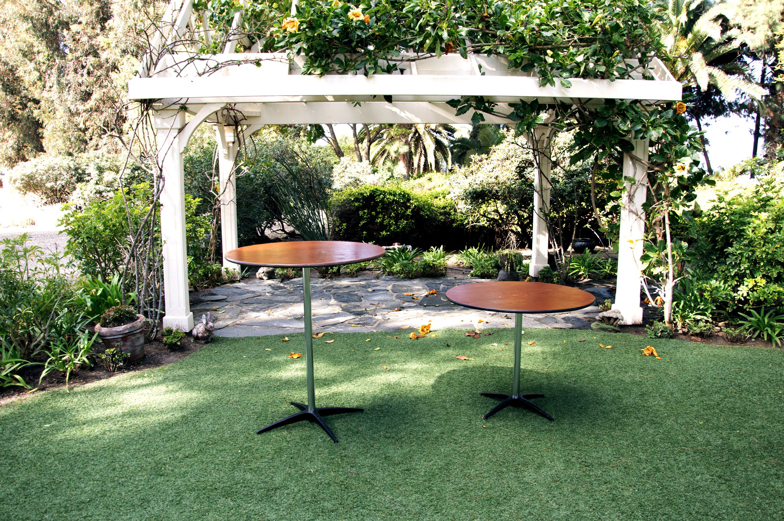 36IN R Cocktail Table.jpg