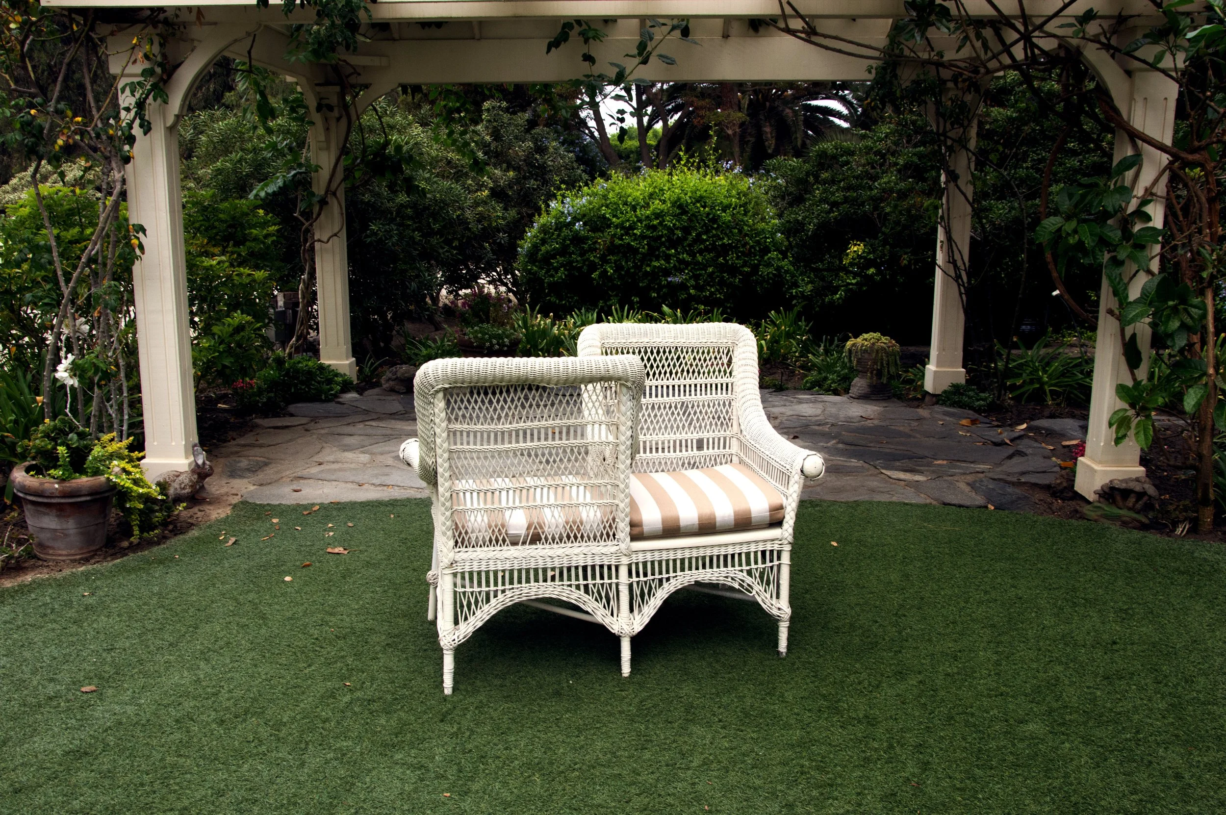 Wicker Lovers Settee B.jpg