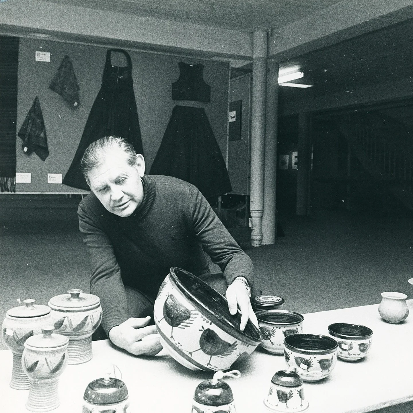 🏫 Sigurd Telnes var ein av p&aring;drivarane for Seljord Kunstforening n&aring;r den vart stifta i 1968, og har sidan vore ein sentral person for kunstforeninga, og i Seljord bygd.

💯 27. juli 2025 er det 100 &aring;r sidan Sigurd Telnes vart f&osl