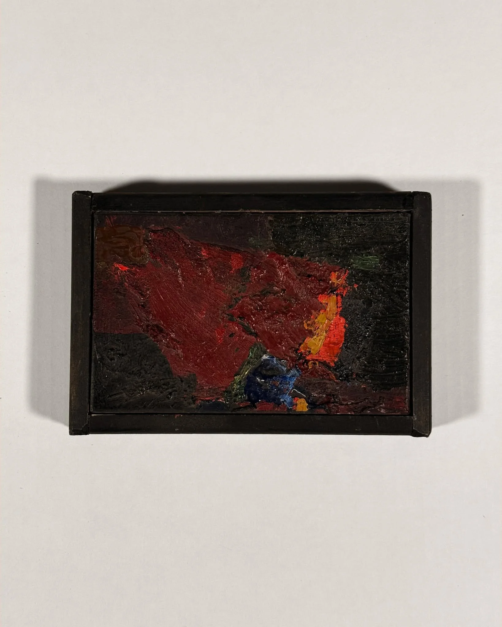 I kunstforeninga si samling er det lett &aring; oversj&aring; denne perla, d&aring; den ikkje er st&oslash;rre enn eit postkort. Arbeidet heiter &laquo;r&oslash;d form&raquo; og er gjort av Bj&oslash;rn Krogstad i 1968. Han er f&oslash;dd i Kristians