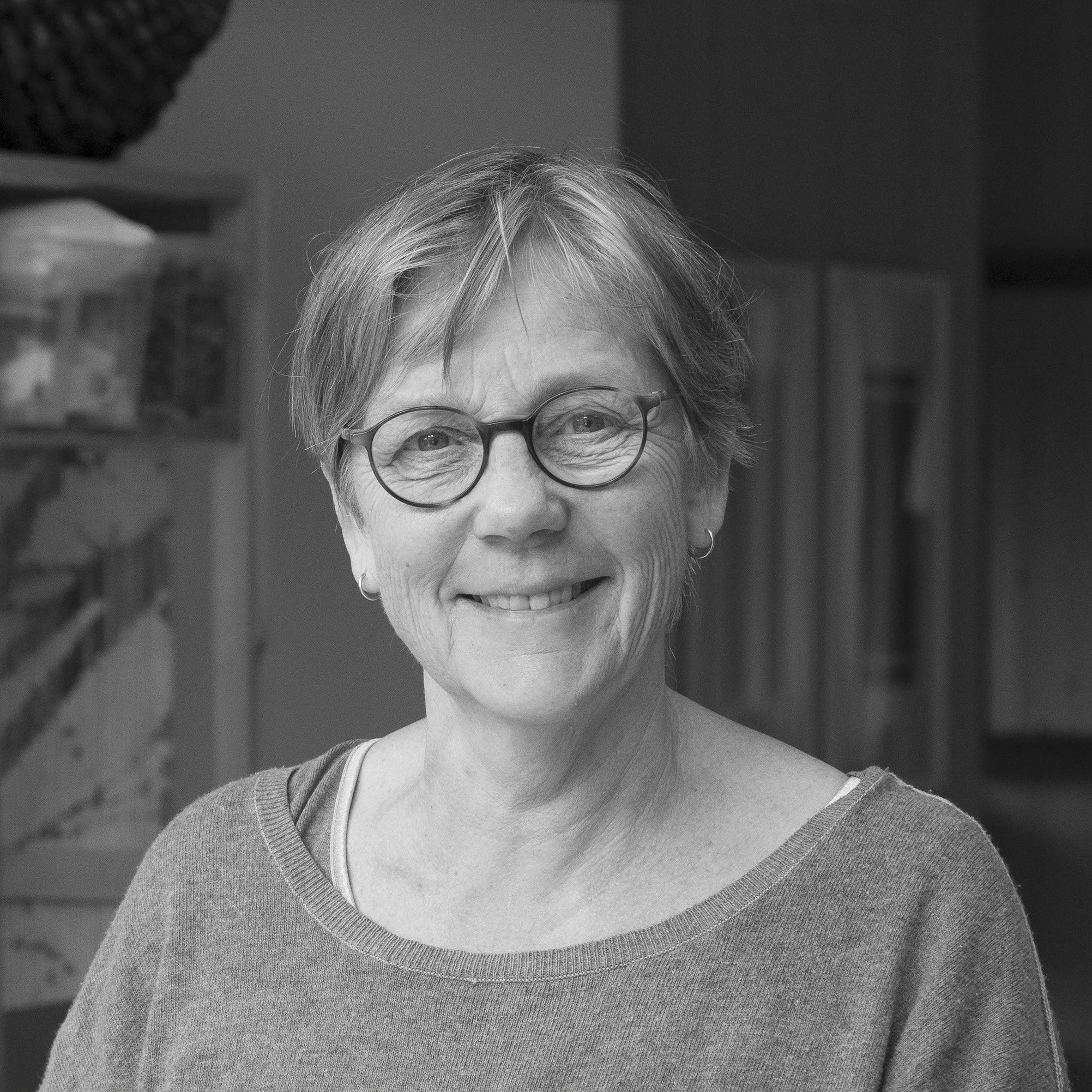 Anne Stabell (f.1958) er vaksen opp i Oslo, men bur og arbeider i dag i Porsgrunn og Husum, Tyskland. Ho har jobba som scenograf og kostymedesigner, og har sidan 80-talet jobba som tekstilkunstner. Ikkje berre har ho stilt ut i Noreg, men og i Kina, 