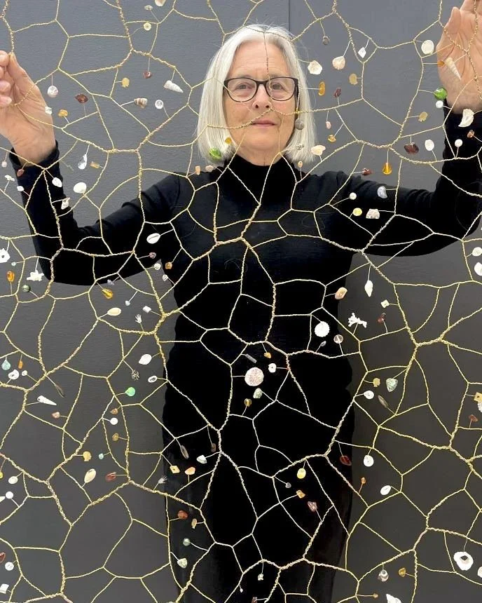 Gjertrud Hals (f. 1948) er tekstilkunstnar og vart tidlegare i &aring;r nominera til Loewe Craft Prize, som er ein gjev pris delt ut til dei beste kunsthandverkarane i verda. Ho er utdanna biletvevar, men kallar seg fiber-kunstnar, d&aring; ho kombin