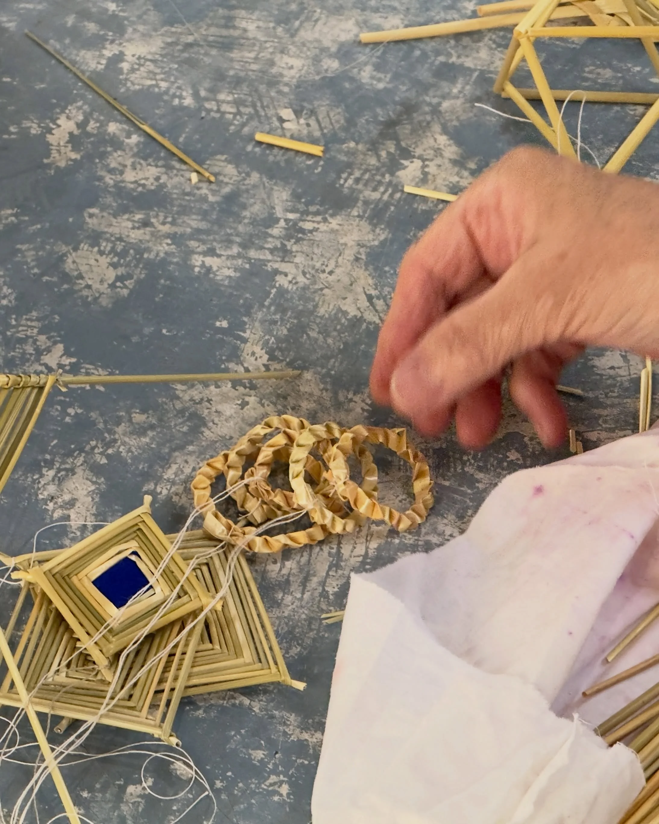 I dag har det vore workshop med Mari Bryhni som stiller ut, og sl&aring;r eit slag for, halm-handverk i &aring;rets Sommarutstilling. Opplev det imponerande tradisjonelle handverket i Kunstl&aring;ven som er open kvar dag heile juli fr&aring; kl 11 t