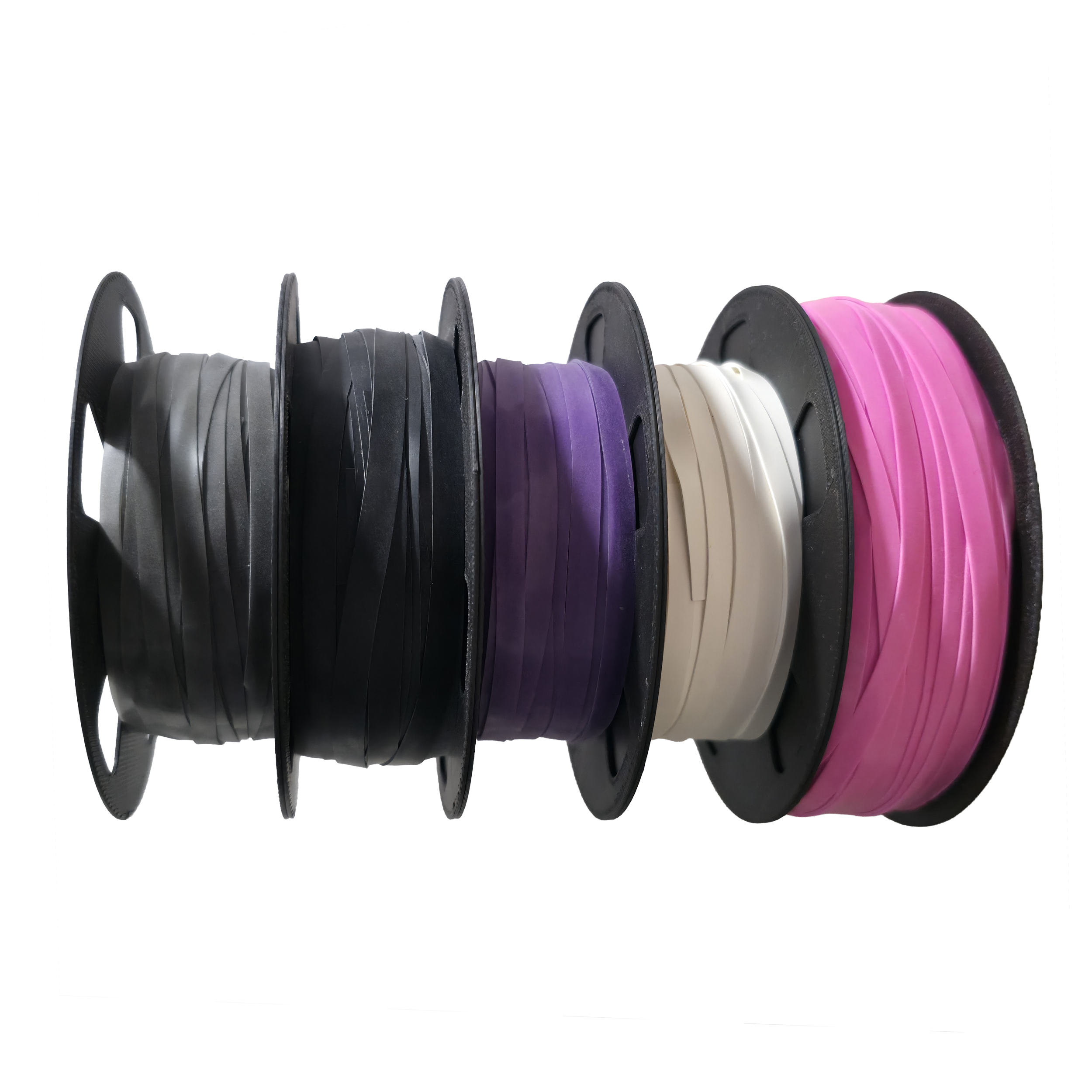 Notre matière première : 
Nos rouleaux de garnitures de latex naturel, disposés horizontalement dans notre local de stockage.